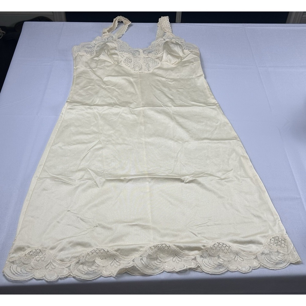 Vintage Ilusión Ivory Lace Nylon Slip Dress Size 32  Romantic Lingerie Bridal